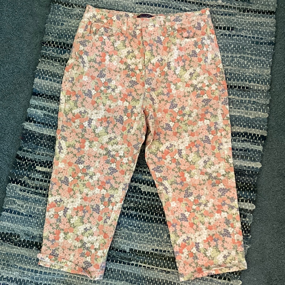 Gloria Vanderbilt capri jeans with flower pattern